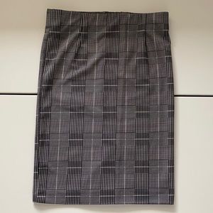 SIZE SMALL BLACK AND WHITE PATTERNED PENCIL SKIRT
